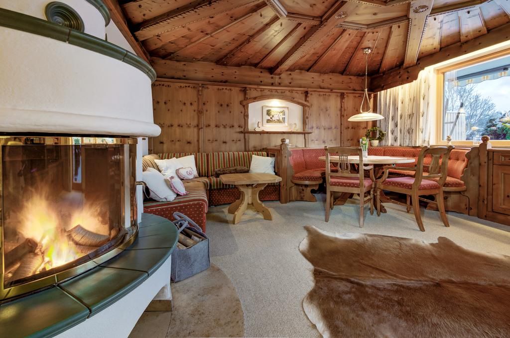  Ein Raum mit einem gemütlichen Sofa und einem einladenden Kamin.